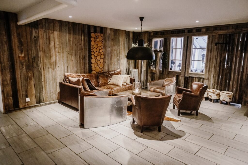 gemütliche Sitzgruppe im Hotel Laponia in Arvidsjaur. Holzdeko verschafft eine entspannte Atmosphäre.