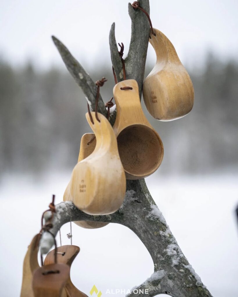 Sami Holztassen an einem Geweih.