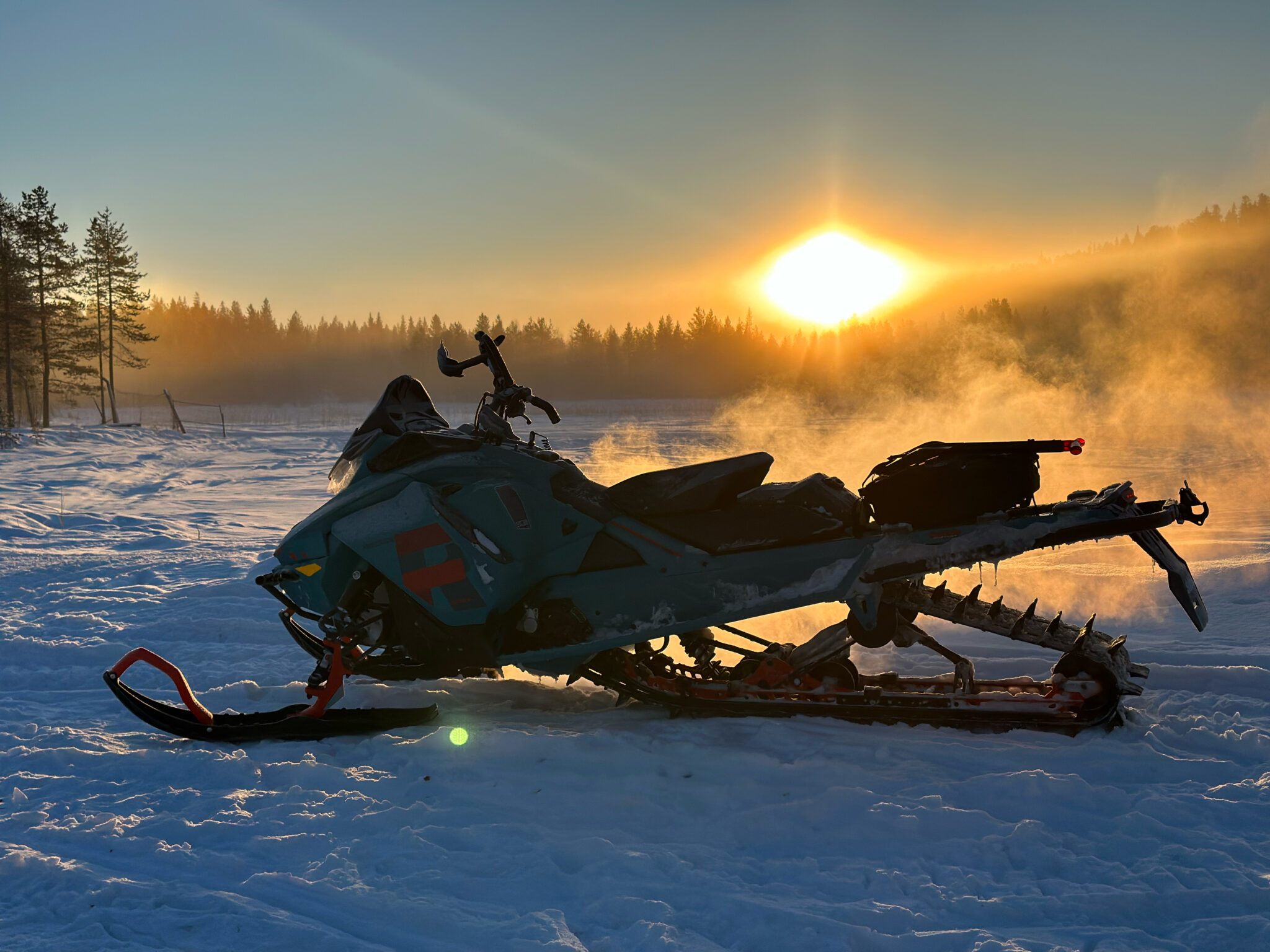 Schneemobil Skidoo Freeride 850 vor der Schneemobiltour bei Sonnenuntergang in Norrbotten schwedisch Lappland.